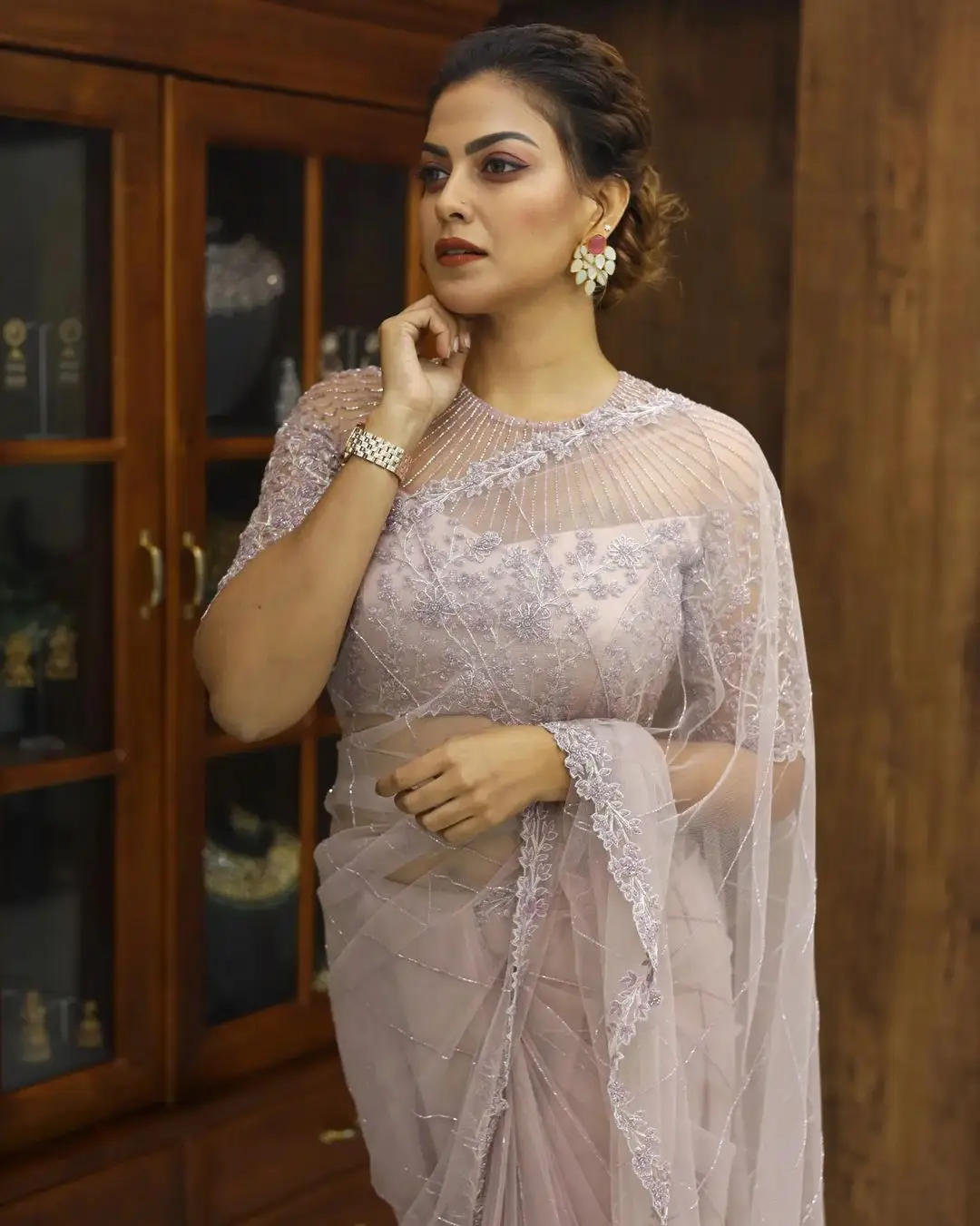 ANUSREE NAIR WEARING BEAUTIFUL EARRINGS VIOLET SAREE BLOUSE